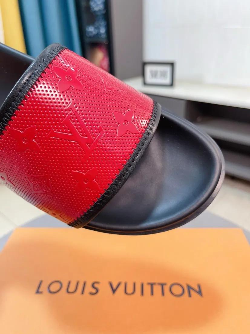Ex-factory price 320🌹🌹 (lv-Louis Vuitton) new men's sandals, high-end boutique, exquisite embossed logo decoration on the upper, fine workmanship, super soft soles, casual, loose and comfortable, a must-have in summer! \nsize：38-44